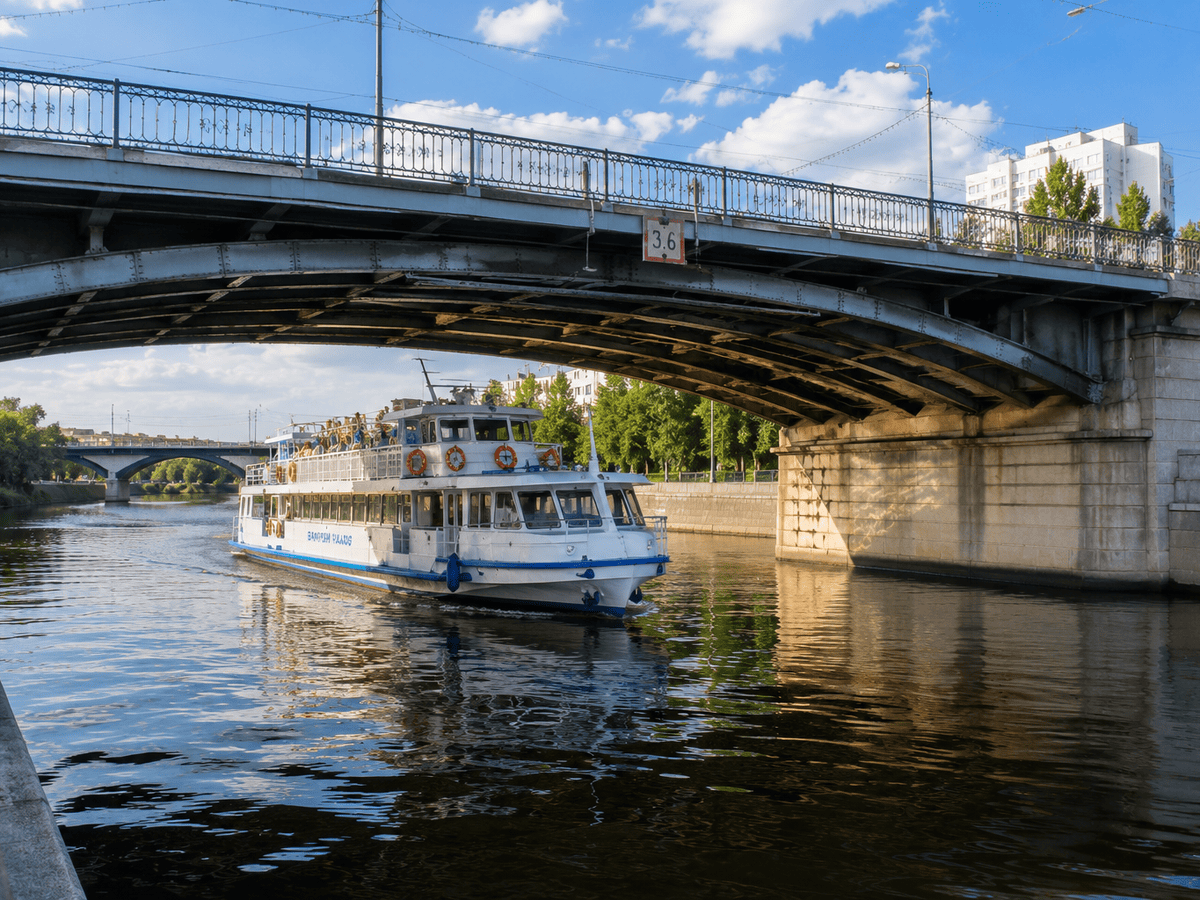 Теплоход проходит под мостом реки Самарки