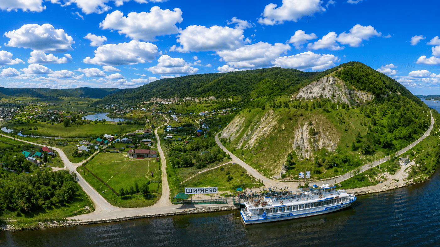 Село Ширяево и гора Попова с высоты, вид на теплоход у причала
